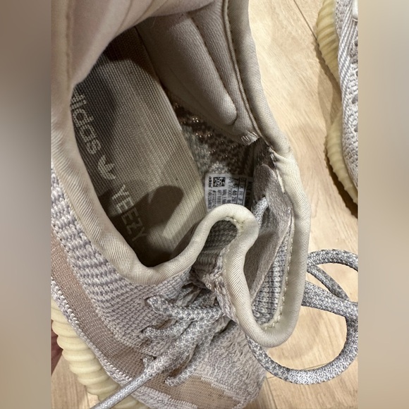 COPY - Yeezy boost 350 V2, size 7. Fits a women’s 8.5. Color lundmark - Picture 3 of 9